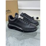 Siyah Deri Sneaker – Alexander McQueen’in İkonik Şıklığıyla Cesur Adımlar