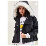 Siyah kapüşon yaka kürk detaylı mont 62937399303