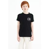Siyah Omuz Baskı Detaylı Standart Kalıp O Yaka Erkek Çocuk T-Shirt - 11121 | 5-6 Yaş