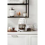 SMEG Beyaz Filtre Kahve Makinesi 10 Fincan Kapasitesi ile Otomatik Kapanma ve Zamanlayıcı Özellikli