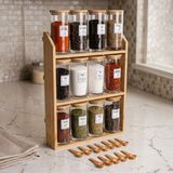 Snippy Leroy - 3 Katlı Bambu Standlı 12'li Baharatlık Seti Bambu Vakum Kapaklı Etiketli Organizer Kaşık Etiket Hediyeli Standı Baharatlık 290ML