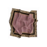 Soft Leopar Bordür Desenli Pudra Renkli 90X90 Eşarp (İpek İçermez) Kenar Dikiş Şekli El Dikişli