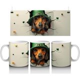 St. Patrick’s Şapkalı Çatlak Zeminden Bakan Dachshund - Baskılı Kahve Kupası - Renkli