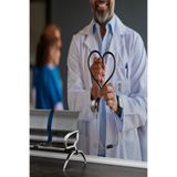 Stetoskop ile Kalp İşareti Yapan Doktor -Hastane Temalı Tekstil Duvar Kağıdı, 150 x 100