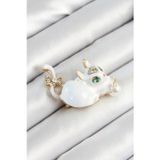Stil Love Zirkon Taşlı İnci Detaylı Beyaz 3D Kedi Figürlü Gold Renk Kadın Broş SL12065