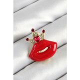 Stil Love Zirkon Taşlı Kraliçe Taç Detaylı 3D Kırmızı Dudak Figürlü Gold Renk Kadın Broş SL12074