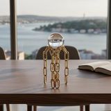 Stilpo Altın Zincir Figürlü Kristal Küre Obje 25 cm, Modern Masaüstü Dekor Ofis ve Salon Aksesuarı