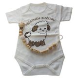 Style Baby Amazing SBA251265 Hoşgeldin Bebek, Yenidoğan Ünisex Bebek, Abisinin Kuzusu Baskılı Badi ve İsimli Emzik Askısı Hediye Seti (3-6 AY)
