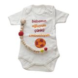 Style Baby Amazing SBA251285 Hoşgeldin Bebek, Yenidoğan Erkek Bebek, Sarı Kırmızı Babamın Oğluyum Taraftar Badi ve İsimli Emzik Askısı Hediye Seti (3-6 AY)