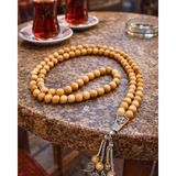 SUFİ TESBİH & ESANS VE HEDİYELİK 99’lu Sandal Ağacı Tesbih 8mm – Doğal Kokulu Ahşap Tesbih – El İşçiliği İmameli Zikir Tesbihi