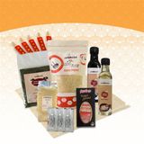 Sushi Yapım Seti Mix, Sushi Pirinci, Kurutulmuş Deniz Yosunu (Nori), Pirinç Sirkesi, Soya Sosu, Wasabi Tozu, Yengeç Surimi, 5 Çift Chopstick, Sushi Sarma Hasırı, Panko Ekmek Kırıntısı