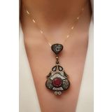 Swarovski taşlı kök yakut taş detaylı 925 ayar gümüş rose tasarım kolye