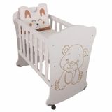 Sweetbear Tekerlekli Ahşap Anne Yanı Beşik 50x90 cm | 3 Kademeli Ayarlı Mini Beşik | Taşınabilir Bebek Beşiği | Şirin Ayı Figürlü Tasarım (0–24 Ay)