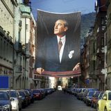 Takım Elbiseli Sivil Göğe Bakan Gazi Mustafa Kemal Atatürk - Portre Cephe Poster Bayrak-4X6 metre