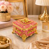 TARU PASAJ Kare Mücevher Kutusu Gold İşlemeli Metal Ayaklı 6x8x8 cm (Pembe) | Takı Saklama İçin İdeal, Dekoratif Obje, 5 Renk Seçeneği, Makyaj Masası Dekoru
