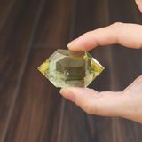 Taş Sandığı Çift Uçlu Limon Kuvars Taşı - Enerji Dengeleyici Kristal