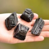 Taş Sandığı Siyah Turmalin Taşı Işlenmemiş Kütle Doğal Taş Dekoratif 2,5 cm x 4,5 cm