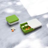 Taşınabilir Tek Elle Açılan Sürgülü İlaç ve Parça Kutusu - Çift Stoperli Stres Azaltıcı Klik Sesli Hap Kutusu, 2'li Set (60x60x18 mm)