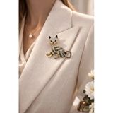 Taşlı Kedi Figürlü Gold Metal Broş – Işıltılı Desenli Tasarım