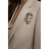 Taşlı Vintage Cameo Kadın Figürlü Metal Broş – Antik Gold Çerçeve Tasarım