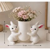 Tavşan Figürlü Dekoratif Vazo – Sevimli Çiçeklik Masa ve Raf Süsü 10x13 cm | Sevimli Tavşan Tasarım, Çiçeklik Olarak Kullanım, Beyaz Renk, Masa Üstü Dekor, İkili Figür