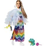 TeknoKapsül Barbie Extra Renkli Elbiseli Bebek ve Hayvan Arkadaşı Timsah, Fırfırlı Mavi Paltosu, Aksesuarları ve Bükülebilen Eklemleri Ile, 3 Yaş ve Üzeri GYJ78