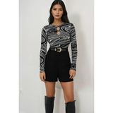 TeknoKapsül Trend Alaçatı Stili Siyah-Desenli Kayık Yaka Damla Dekolteli Crop Bluz ALC-X14868 - Kırmızı
