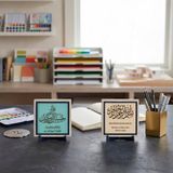 Tevekkül Ayeti Hat Yazısı ile Özel Deri Besmele İkili Obje 10x10 cm | Estetik ve simgesel formuyla ofis masalarınıza özel bir ikili detay sunan minimalist hat sanatı dekorudur.