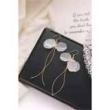 The Collection Beyaz Çiçek Detaylı Uzun Sallantılı Kadın Gold Küpe