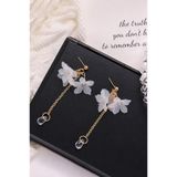 The Collection Beyaz Üç Çiçek Detaylı Damla Uçlu Uzun Sallantılı Kadın Gold Küpe