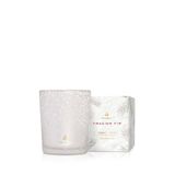 Thymes Frasier Köknar Floklu Adak Mum - Beyaz Mum Kavanoz Tasarımı - Kokulu Mum Notaları ile Berrak Sibirya Köknar, Sedir Ağacı ve Sandal Ağacı - Tatil Mumu (2 oz)