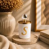 Tiem Concept Kişiye Özel Harfli Kokulu Bardak Mum - Kristal Tepelikli Özel Tasarım Beyaz Cam Mum, Ev ve Oda Kokusu, Hediyelik Dekoratif Mum 150g (Gold, Vanilya, D)