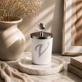 Tiem Concept Kişiye Özel Harfli Kokulu Bardak Mum - Kristal Tepelikli Özel Tasarım Beyaz Cam Mum, Ev ve Oda Kokusu, Hediyelik Dekoratif Mum 150g (Silver, Okyanus, V)