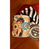 time in a tin retro 1960 Kırmızı Yankı İpeksi Saten Fular – Retro Teneke Kutuda Yasemin Kokulu Hediye Seti