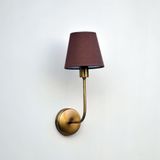 Timeless Glow Vintage Gold Duvar Apliği, Kahverengi Başlıklı | Klasik Kavisli Metal Gövde | Sıcak Işık Yayan Dekoratif Duvar Lambası