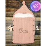 Tinykiddesign Oeko Sertifikalı Bebek Kundağı Triko Peluş İç Örgülü İstediğiniz İsimle Nakışlı - Pembe - Lila