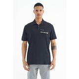 Tommy Life 88236 Lacivert Yazı Baskılı Standart Form Polo Yaka Erkek T-shirt
