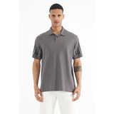 Tommy Life 88240 Koyu Gri Kol Baskı Detaylı Polo Yaka Standart Form Erkek T-shirt