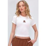 Trend Alaçatı Stili Kadın Beyaz Bisiklet Yaka Ayıcık Baskılı Crop Bluz ALC-X13672
