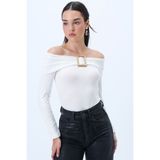 Trend Alaçatı Stili Kadın Beyaz Madonna Yaka Toka Detaylı Yumuşak Dokulu Likralı Örme Bluz ALC-X14300