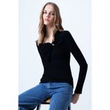 Trend Alaçatı Stili Siyah Asimetrik Yaka Aksesuar Detaylı Büzgülü Kaşkorse Bluz ALC-X14357