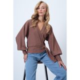 Trend Alaçatı Stili Tarçın Kahvesi Kruvaze Yaka Kemerli Manşet Kollu Dokuma Bluz ALC-X14505