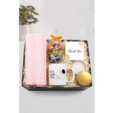 Trendmiya Flamingo Çerçeve Kupa & Pembe Peştemal & Gold Metal Kutulu Mum & Lavi Çikolata Hediye Seti