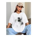 Trendseninle Shadow Baskılı Beyaz Oversize Kadın T-shirt