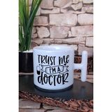 Trust Me I'm A Doctor Tıp Bayramı Doktora Baskılı Hediyelik T Kulplu Latte Fincanı Kupa Bardak - Beyaz