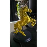 TSC 15CM Şaha Kalkmış AT Figürü 15 cm – Gold Renk Modern Ev Dekorasyon Aksesuarı