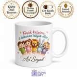 Tupya Gift İsimli Kukla Desenli Anaokulu Öğretmeni Kupası Hediye Bardak Özel Tasarım