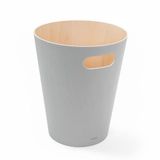 Umbra Woodrow Çöp Kutusu, İki Renkli Ahşap Kağıt Bölmesi, Ofis, Banyo, Oturma Odası ve Daha Fazlası İçin, 7,5 L Kapasite, Doğal/Açık Gri