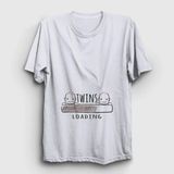 Unisex Beyaz Twins Loading Girls Yükleniyor Doğum Hamilelik T-Shirt 535450TT