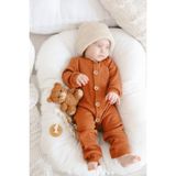Unisex Kız ve Erkek Bebek Tulum, Düz Renkli Ahşap Düğme Tasarımlı Organik Bebek Tulumu - 3 - 6 Ay - Kiremit
